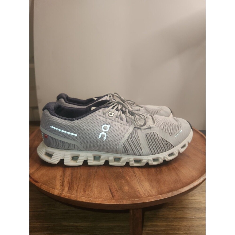 On Running Cloud 5 Men's Athletic Sneaker grey & white US Size 9